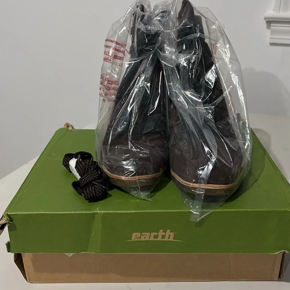 Earth Kalmar Women's‎ Charcoal Suede Wedge Ankle Boots Size 9 NWB